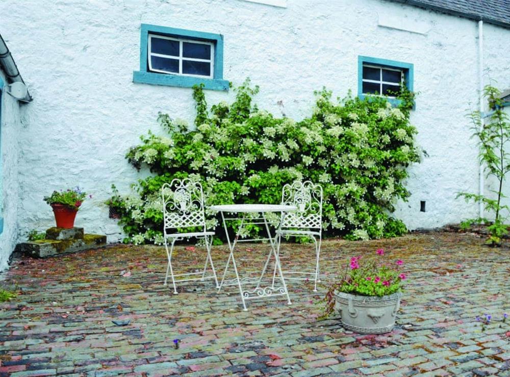 Sitting-out-area at Apple Cottage in Forgandenny, Perthshire