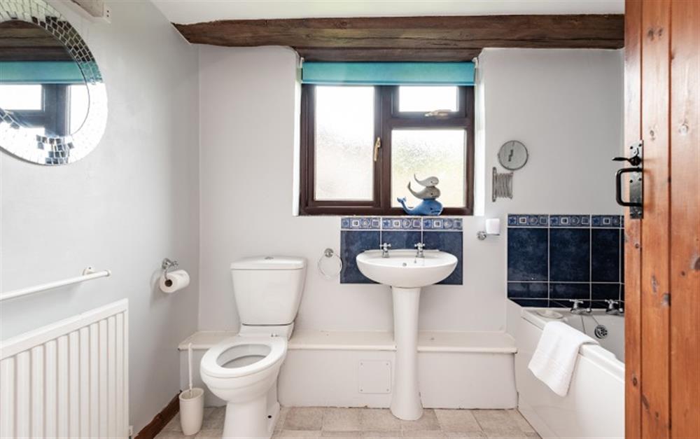The family bathroom at Apple Cottage in Looe