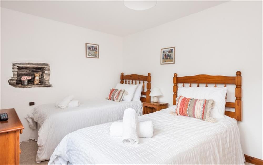 The spacious twin room at Apple Cottage in Looe