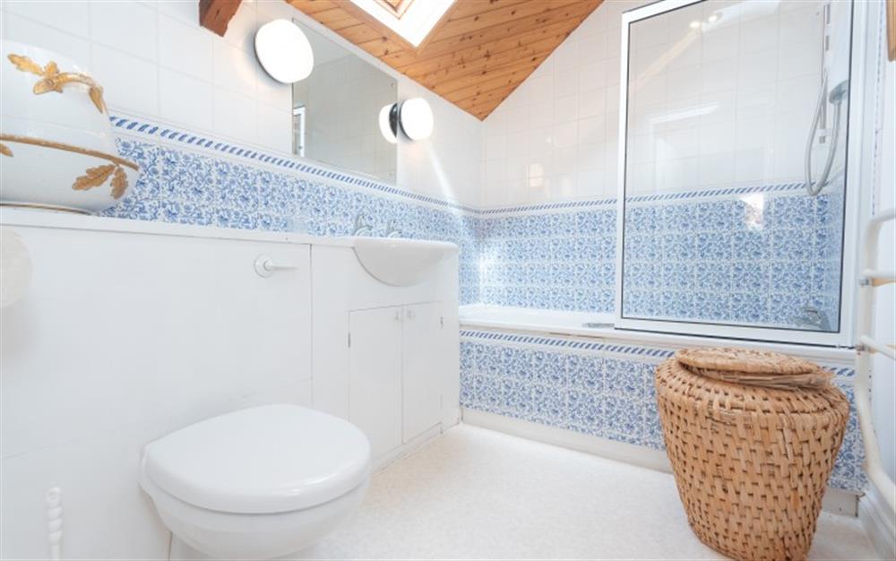 The en suite master bathroom at Apple Tree And The Love Shack in East Portlemouth