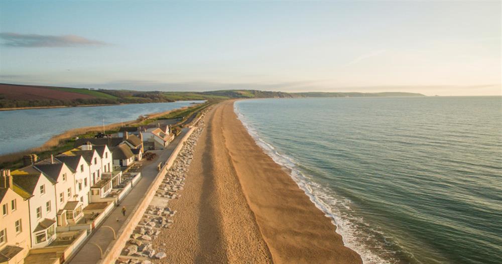The stunning stretch of beach along Slapton Line, with Slapton Ley Nature Reserve on the other side of the scenic coastal road. at Apple Tree Cottage in Chillington