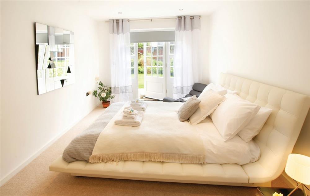 Double bedroom with 5’ bed and en-suite shower room at Apple Tree Cottage, Little Walsingham