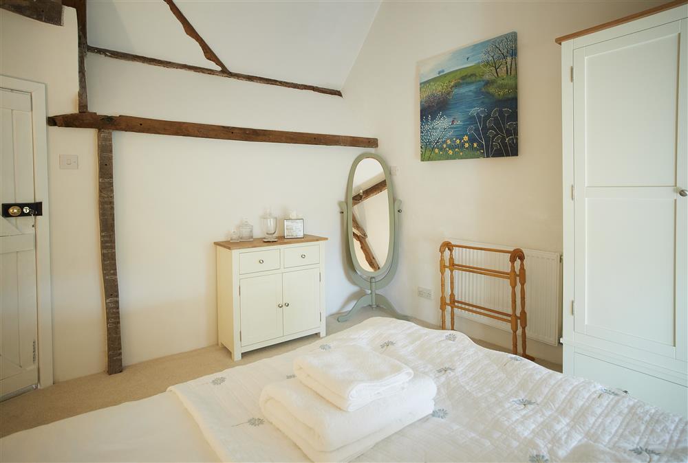 Master bedroom with 5’ king-size bed and vaulted ceiling (photo 3) at Appleyard Cottage, Donhead St Mary