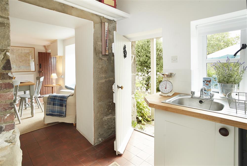 Utility room with washer/dryer and electric hob at Appleyard Cottage, Donhead St Mary