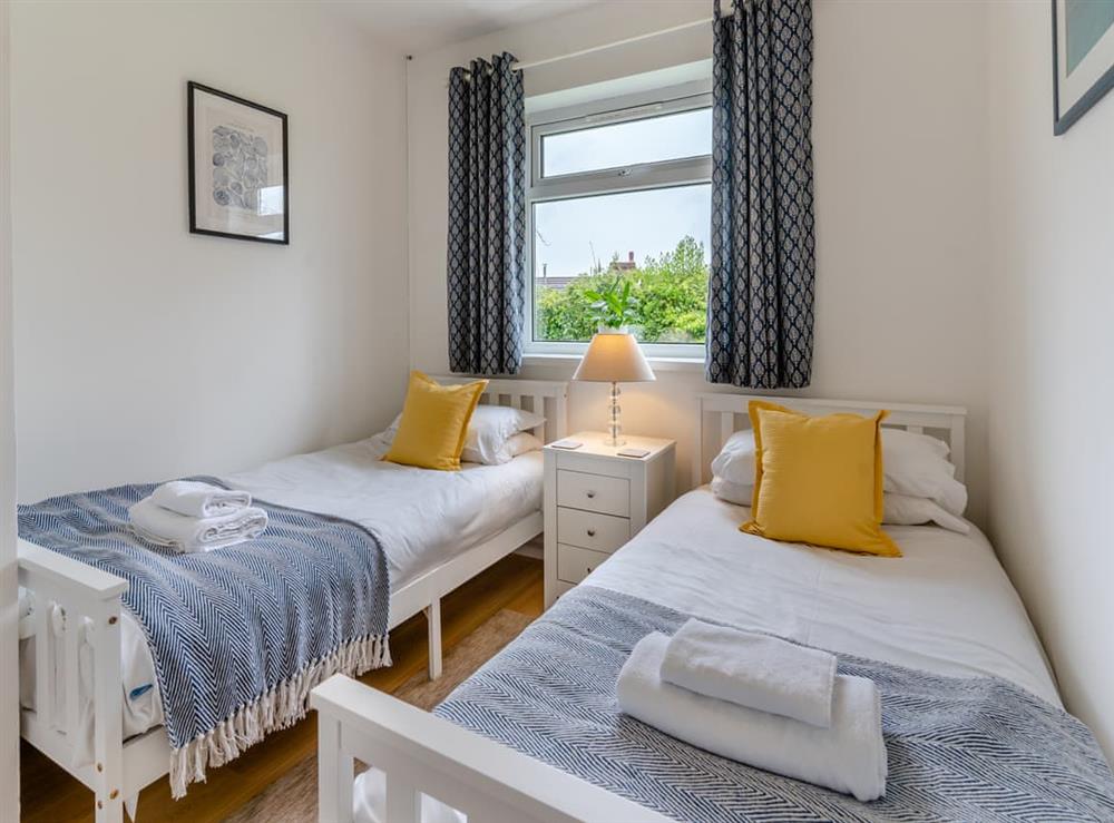 Twin bedroom at Ar Lan Y Mor in Swansea, near Gower Peninsula, West Glamorgan