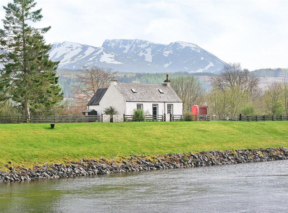 Fantastic cottage set on the banks of the Caledonian Canal