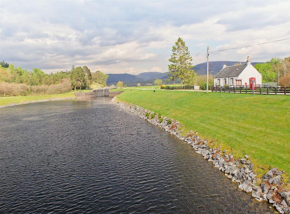 Wonderful cottage set on the banks of the canal