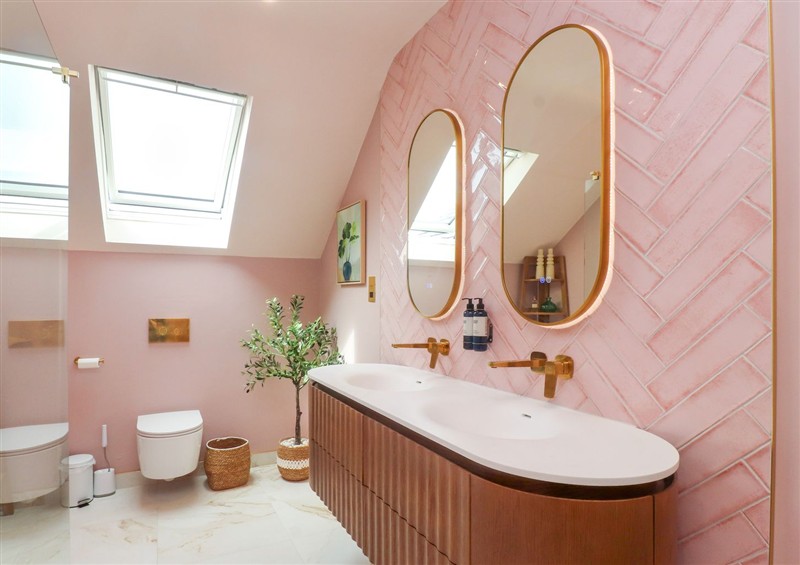 The bathroom at Ardwyn, Rhosneigr