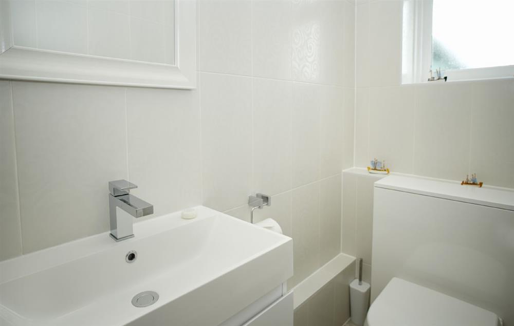 Bathroom with a separate wc (photo 2) at Argus Cottage, Pendeen Lighthouse