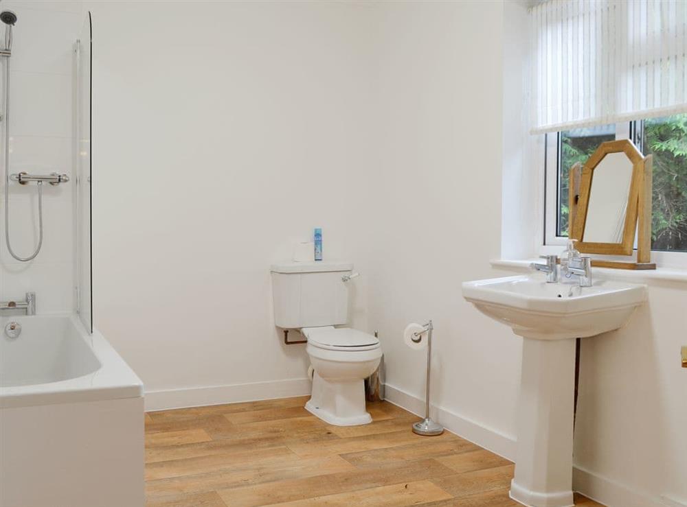 En-suite bathroom (photo 2) at Arnewood Corner in Sway, near Lymington, Hampshire