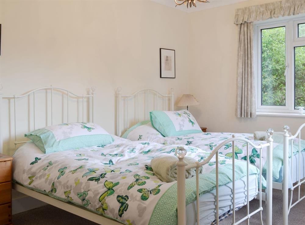 Good-sized en-suite twin bedroom at Arnewood Corner in Sway, near Lymington, Hampshire