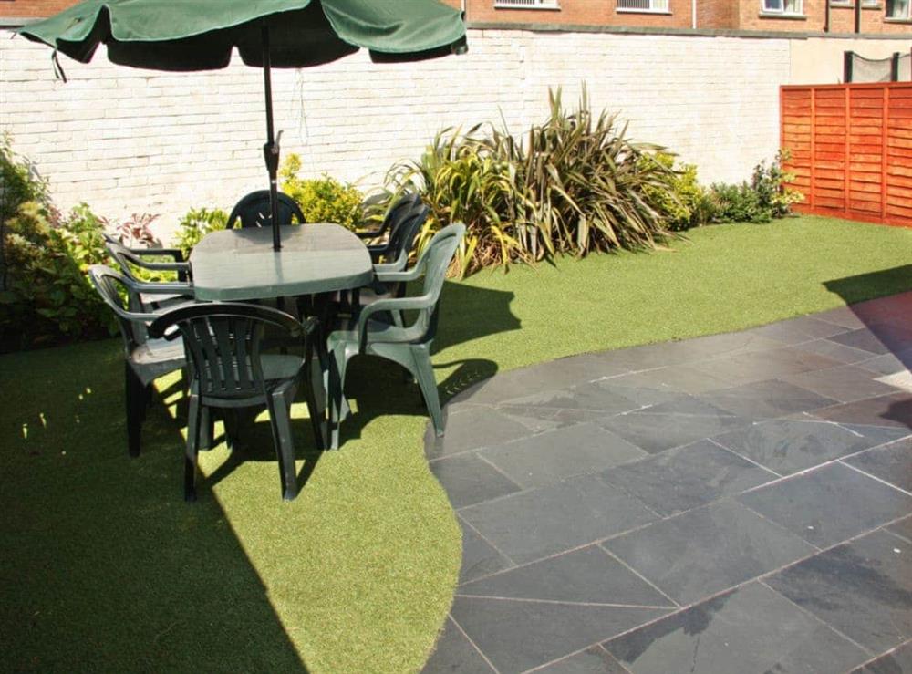 Rear courtyard with sitting out area on ‘artificial grass’ lawn