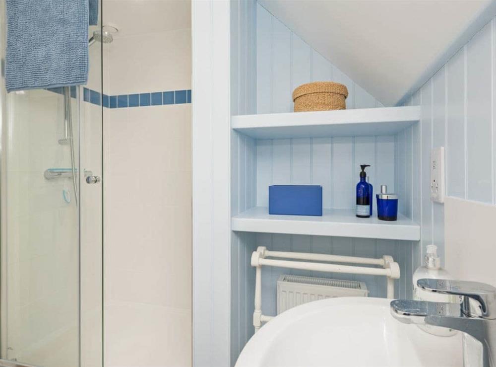 En-suite with shower cubicle at Ascot Villa in Sheringham, Norfolk