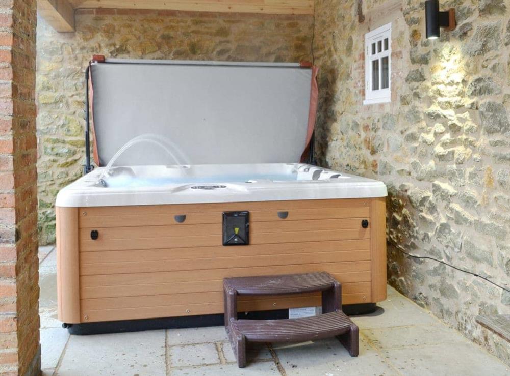 Hot tub at Wagonners Barn, 