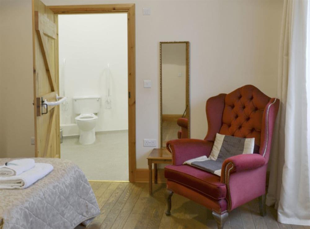 Twin bedroom with full en-suite wet-room with bath and shower at The Old Dairy, 
