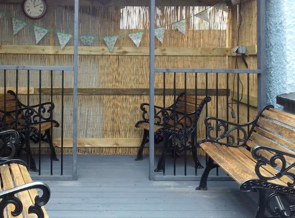 Patio area with outdoor furniture at Avoca in Looe, Cornwall