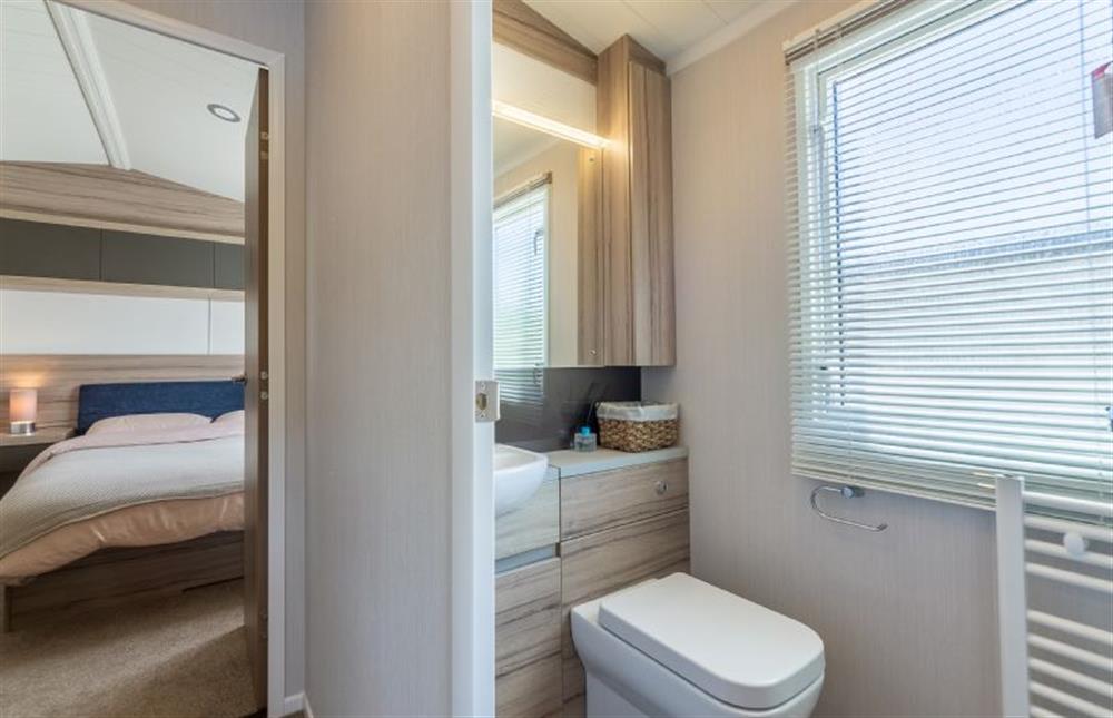 The second shower room services the twin bedrooms at Avocet 28, Wells-next-the-Sea