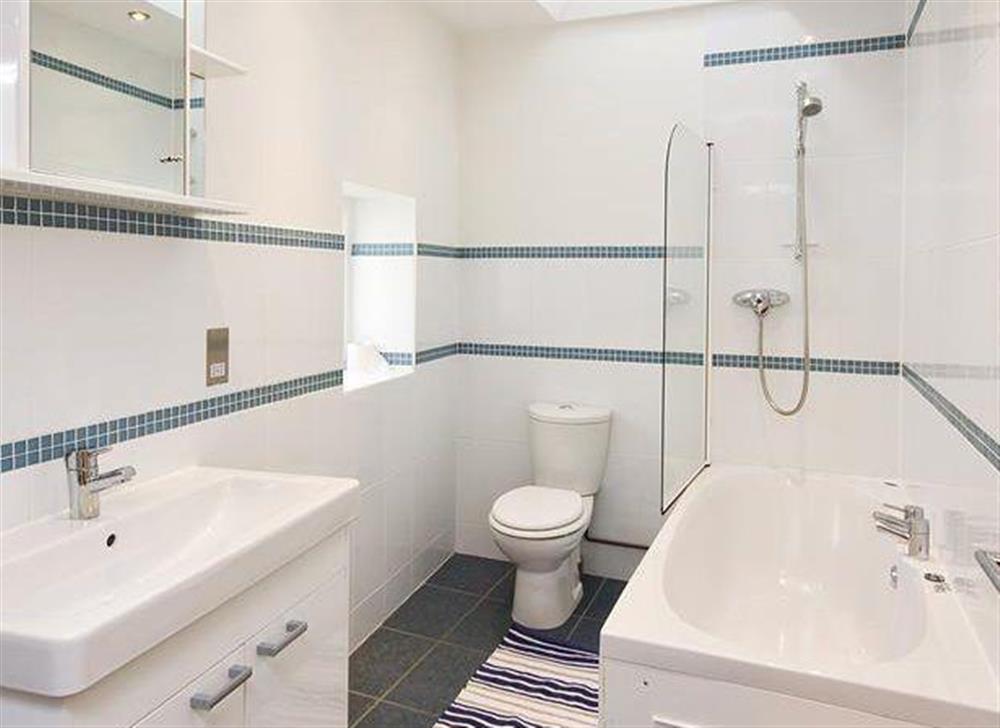 Modern tiled 4-piece bathroom room at Avocet in Salcombe, Devon