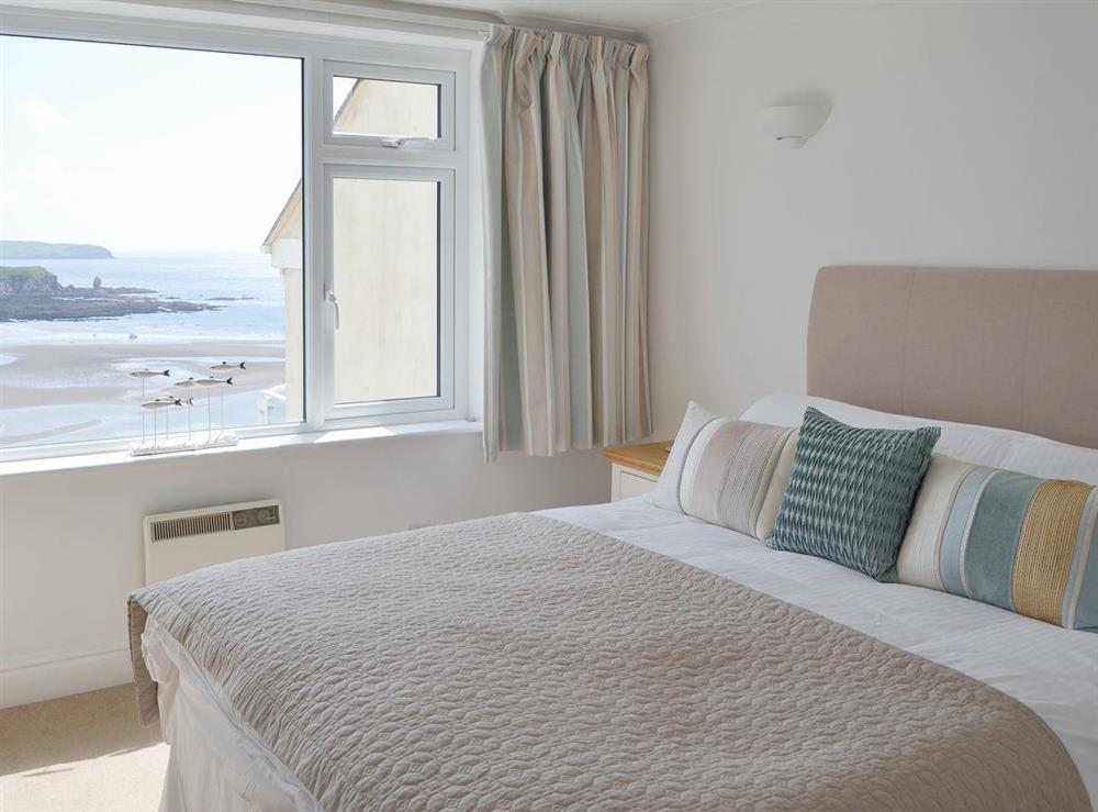 Cosy and inviting double bedroom at Avon Quillet in Bigbury-on-Sea, Devon