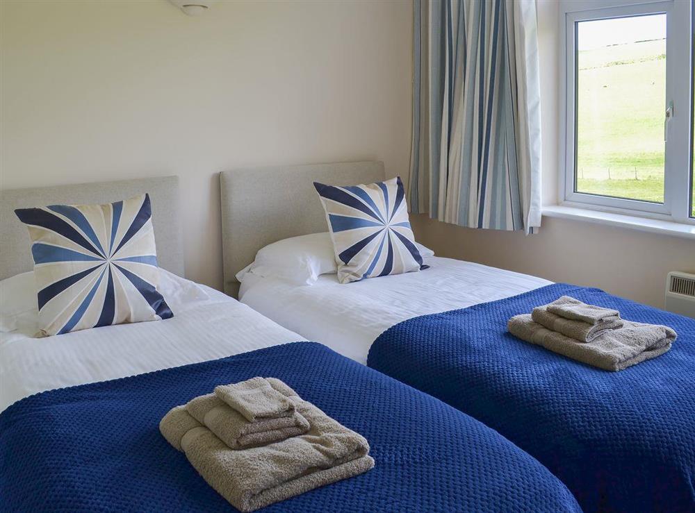 Cosy twin bedded room at Avon Quillet in Bigbury-on-Sea, Devon