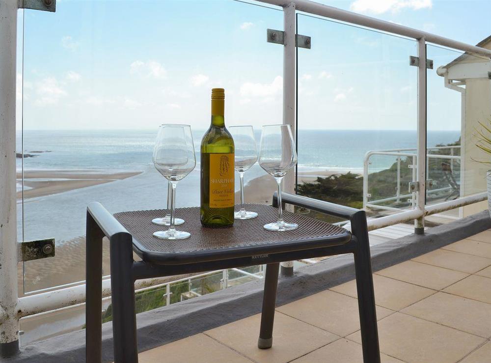 The balcony is an ideal spot to sunbathe and enjoy a drink at Avon Quillet in Bigbury-on-Sea, Devon