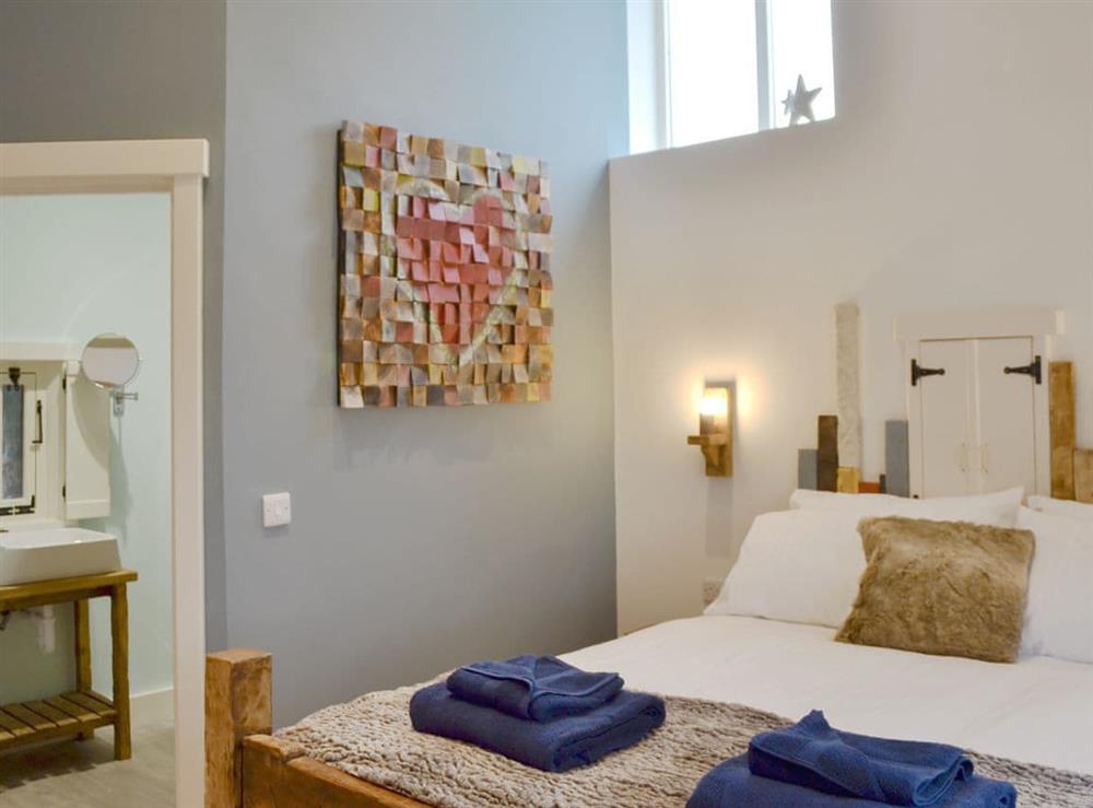 Comfortable en-suite double bedroom at Dringhoe Hall Cottages, 