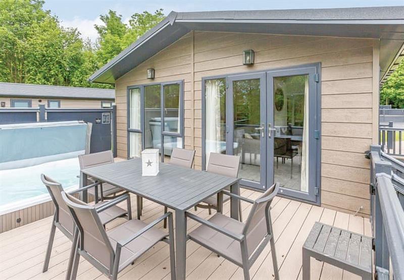 Hot tub and outdoor area of the Contemporary 4 at Aysgarth Lodges in Aysgarth, Leyburn