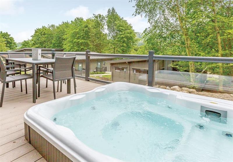 The outdoor hot tub in the Contemporary 4 at Aysgarth Lodges in Aysgarth, Leyburn
