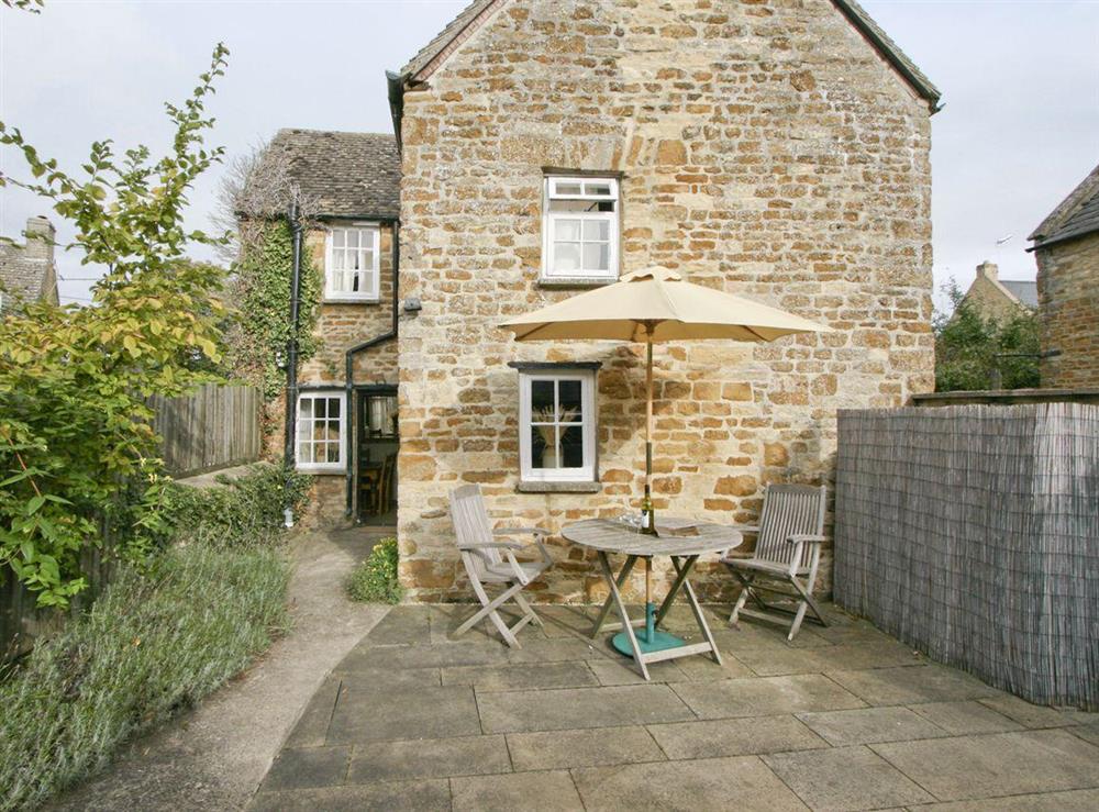 Outdoor seating area on private patio at Badger Cottage in Kingham, Oxon., Oxfordshire