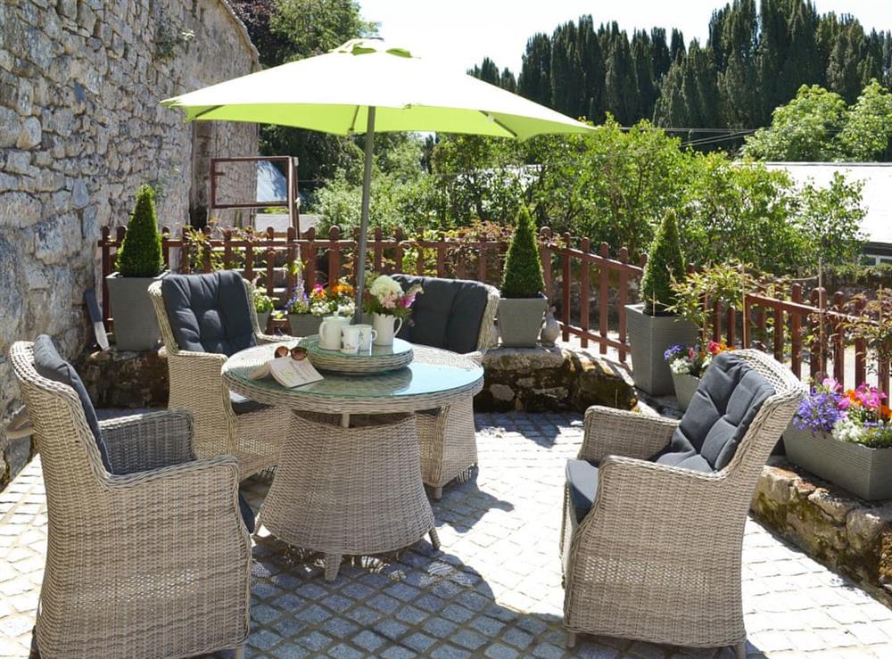 Paved patio area with outdoor furniture at Bagtor Hayloft in Islington, near Newton Abbot, Devon