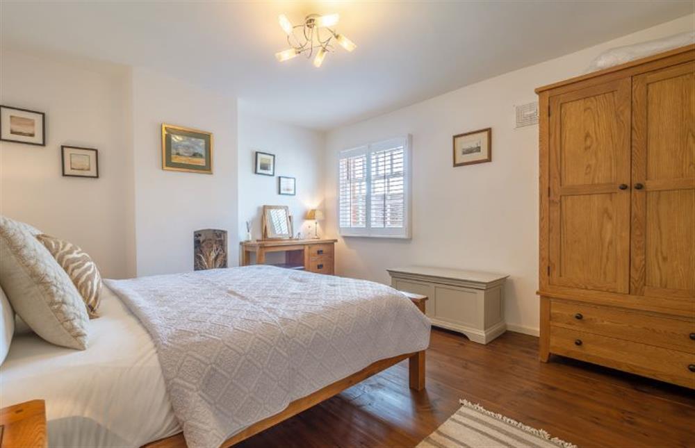Master bedroom with 5’ king-size bed at Bailey Cottage, Orford