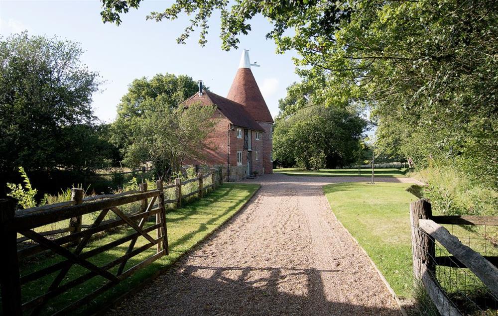 The approach to Bakers Farm Oast