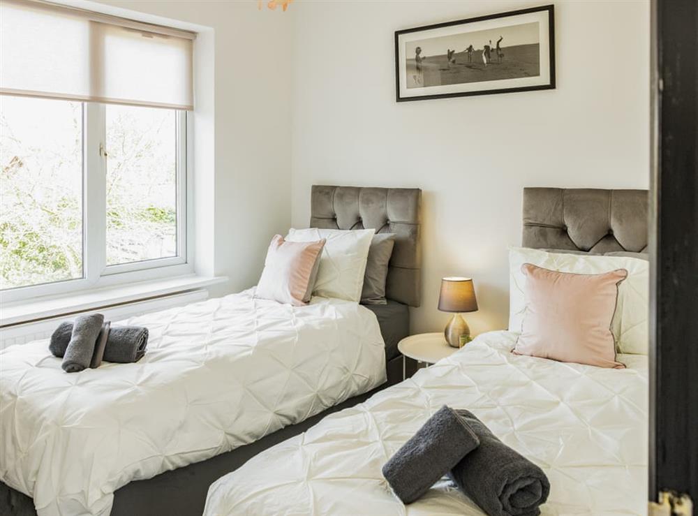 Twin bedroom (photo 4) at Bampton House in Milton Keynes, Buckinghamshire