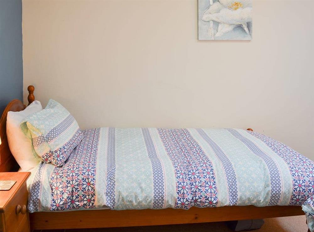 Warm and welcoming twin bedroom at River View Cottage, 