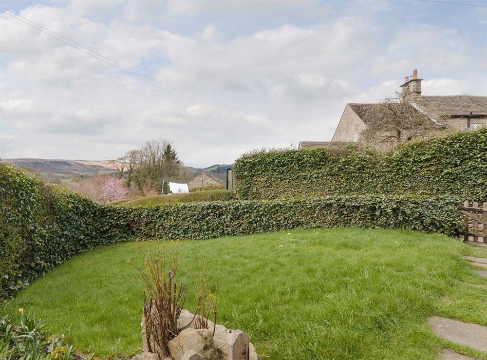 Lawned garden area to front of house at Bank Top Cottage in Hathersage, South Yorkshire