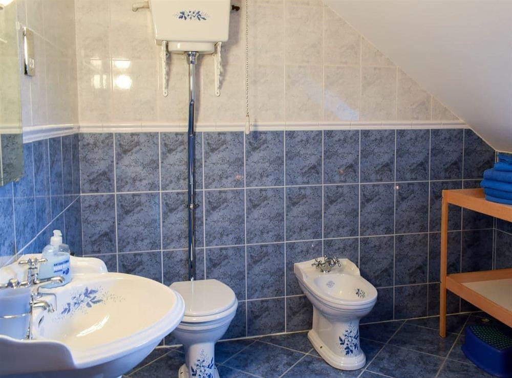 Bathroom with Jacuzzi bath at Bankhead Cottage in Aberdour, near Edinburgh, Fife