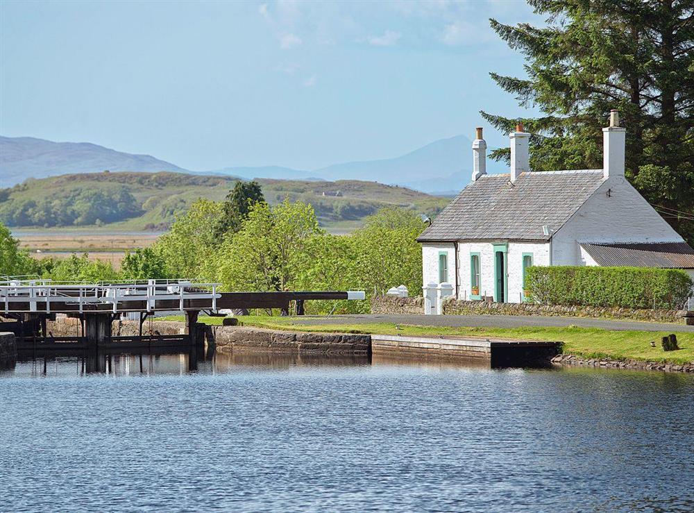 Beautiful cottage with stunning location on the banks fo the canal