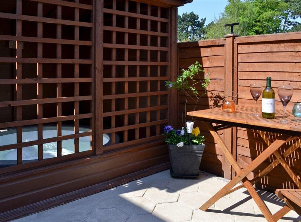 Hot tub & outdoor seating area at Banovallum Cottage in Horncastle, Lincolnshire