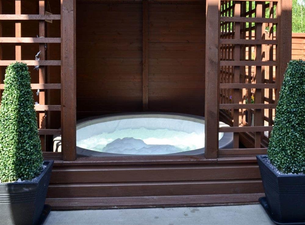 Hot tub at Banovallum Cottage in Horncastle, Lincolnshire