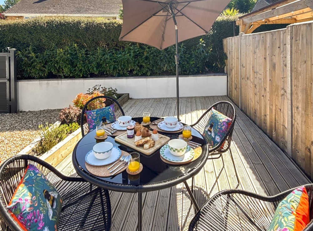 Outdoor eating area at Barley Cottage in Ryme Intrinseca, Dorset