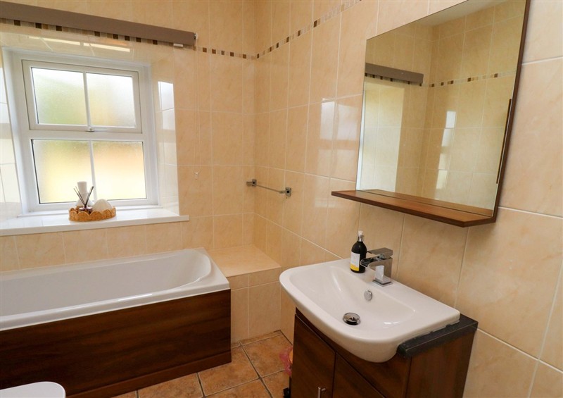 The bathroom at Barleycorn Cottage, Belford