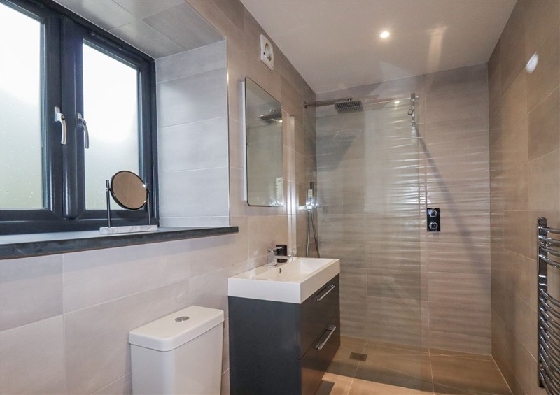 Bathroom at Barn 2, St. Ewe near Pentewan
