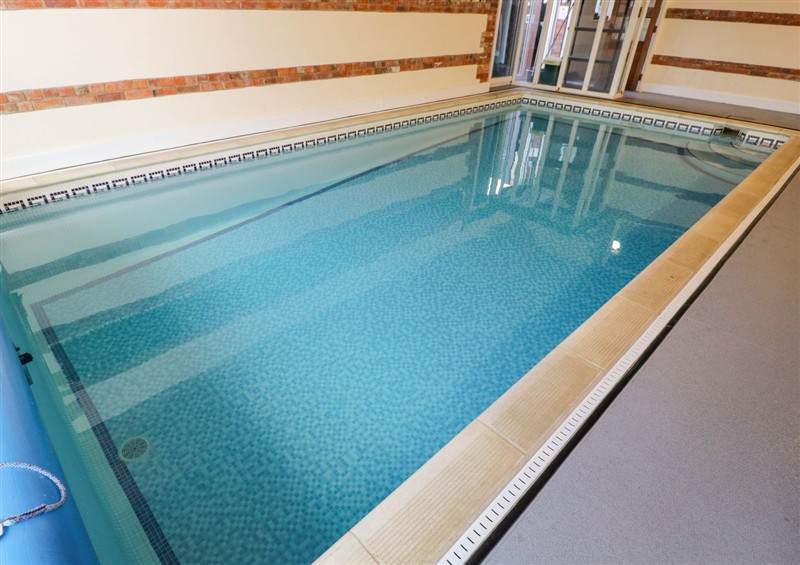 There is a swimming pool at Barn Cottage, Frome