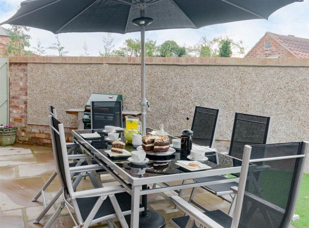 Out door dining area at Barn Owl Cottage in Skidby, near Beverley, North Humberside