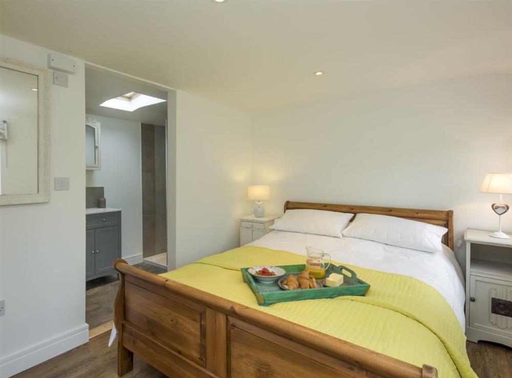 Relaxing bedroom with kingsize bed and en-suite at Barn Owl Retreat in Shotesham St Mary, near Norwich, Leicestershire