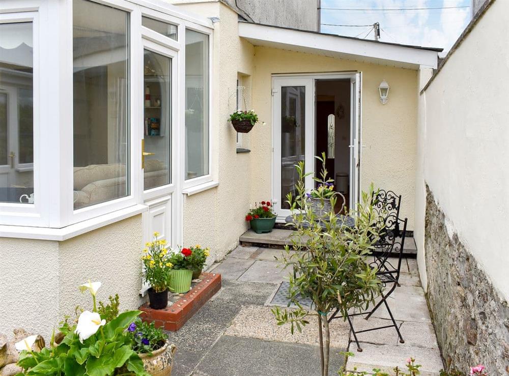 Sitting-out-area at Bay Cottage in Par, near St Austell, Cornwall