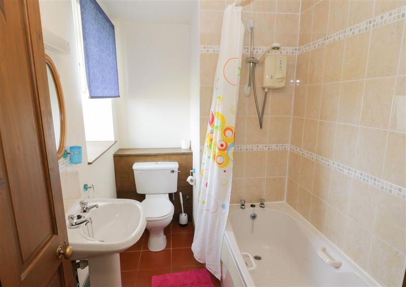 The bathroom at Bay View Cottage, Flyingthorpe