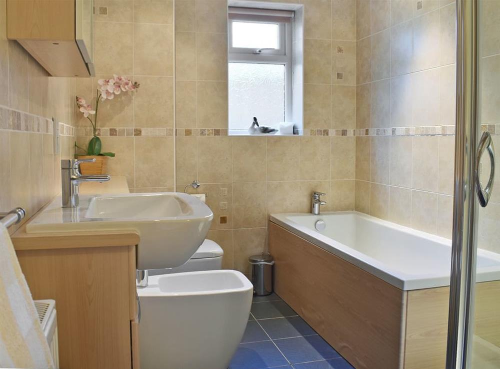 Generous sized�bathroom at Bay View West Wing in Carlyon Bay, near St Austell, Cornwall