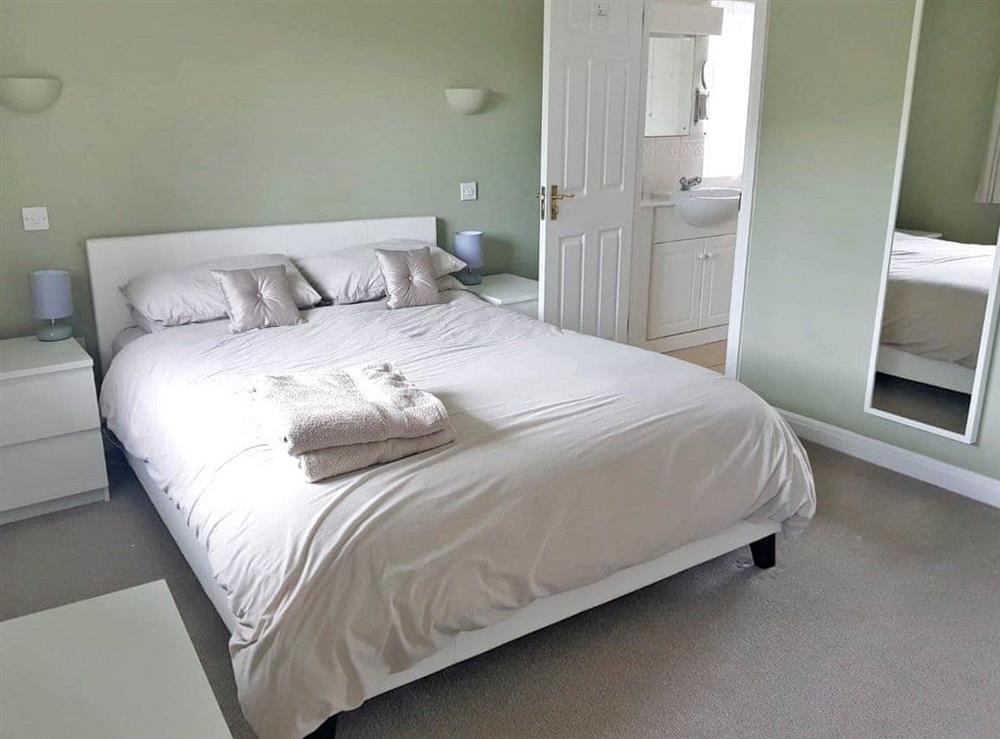 Comfortable en-suite double bedroom with kingsize bed at Baytree House in Wimborne, Dorset