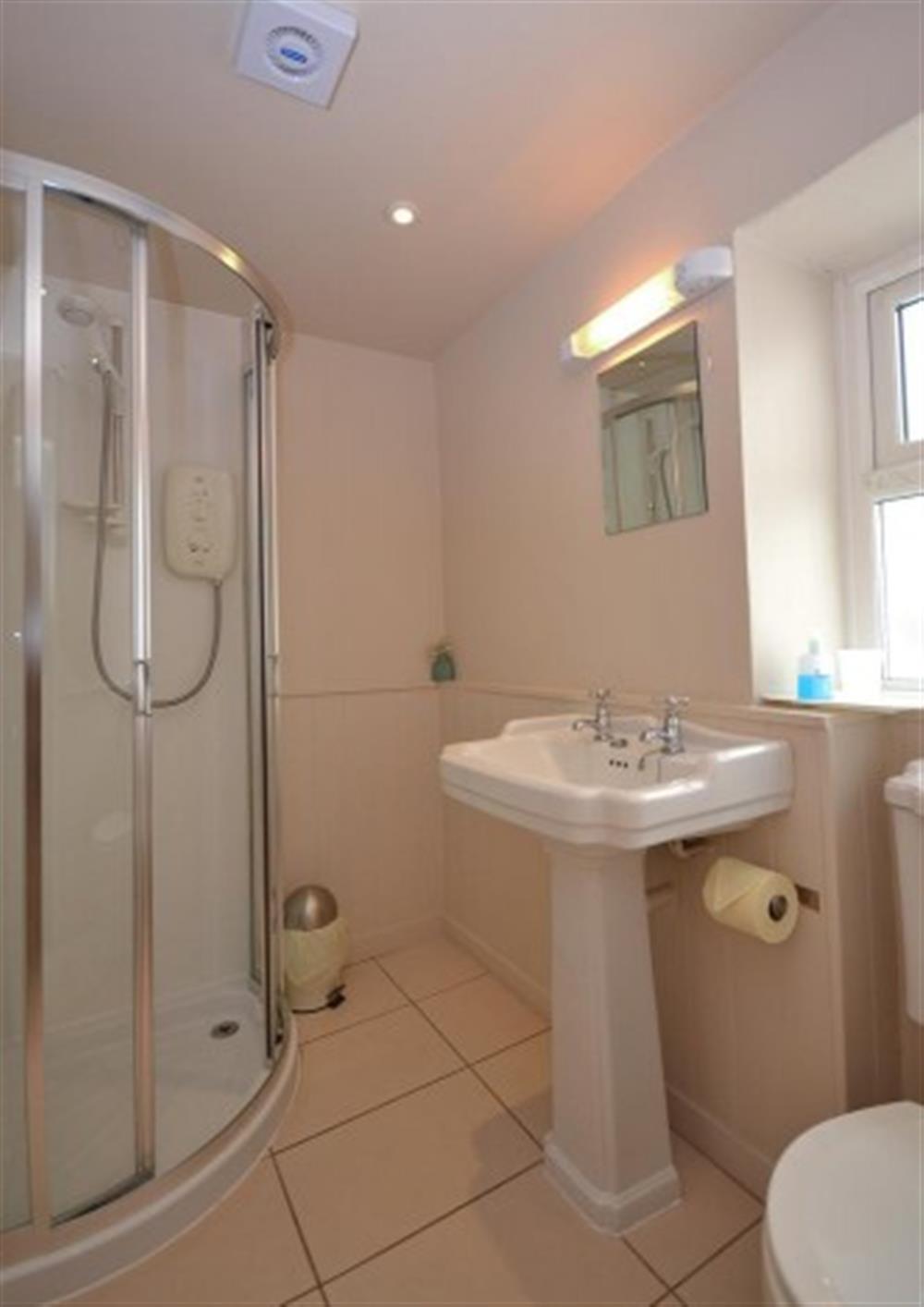 The family shower room at Beach Cottage in Looe